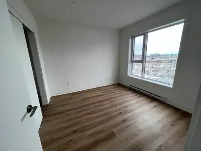 Bright 2BR Corner Unit – 5 Min to Metro – Lease Transfer Aug 1