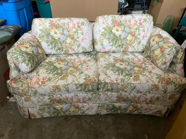 Beautiful Solid Construction Floral Couch in Couches & Futons in Peterborough - Image 2