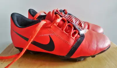 Nike Soccer Shoes. Size 4Y 23cm, View more