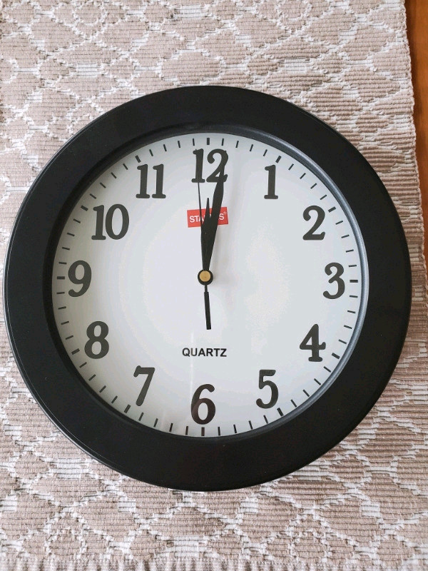 Wall clock  in Home Décor & Accents in Red Deer