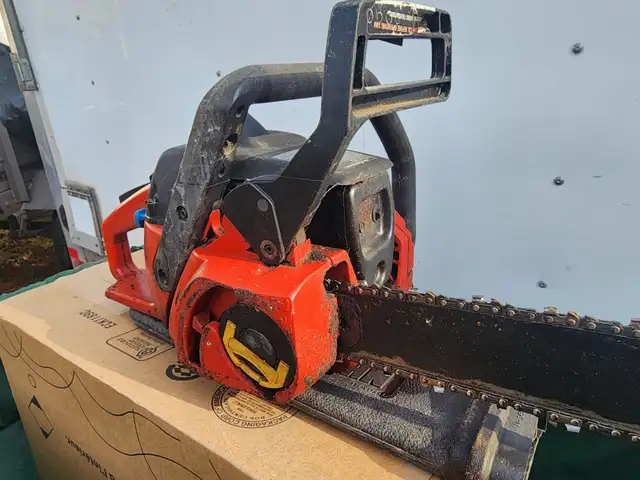 Sears Craftsman Chain Saw 18" Bar 42cc Displacement in Lawnmowers & Leaf Blowers in Windsor Region - Image 10