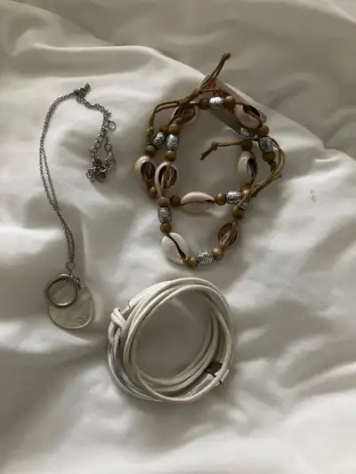 3 brackets 1 necklace Bracket White leather with a magnet closure Nothing damaged