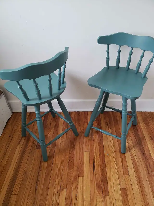 Gorgeous Refinished Solid Wood Aspen Valley Swivel Bar Stools in Chairs & Recliners in Kingston - Image 10
