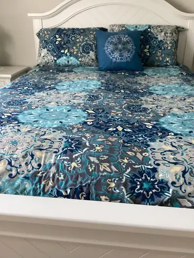 comforter Queen with pillow shams and cushion smoke free home, View more