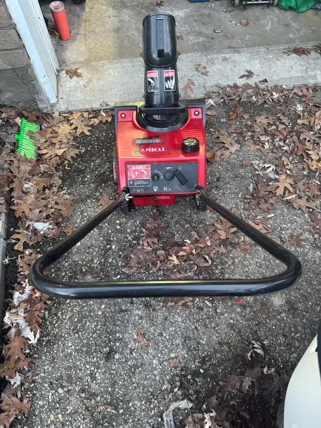Toro snow thrower in Snowblowers in Kitchener / Waterloo - Image 6