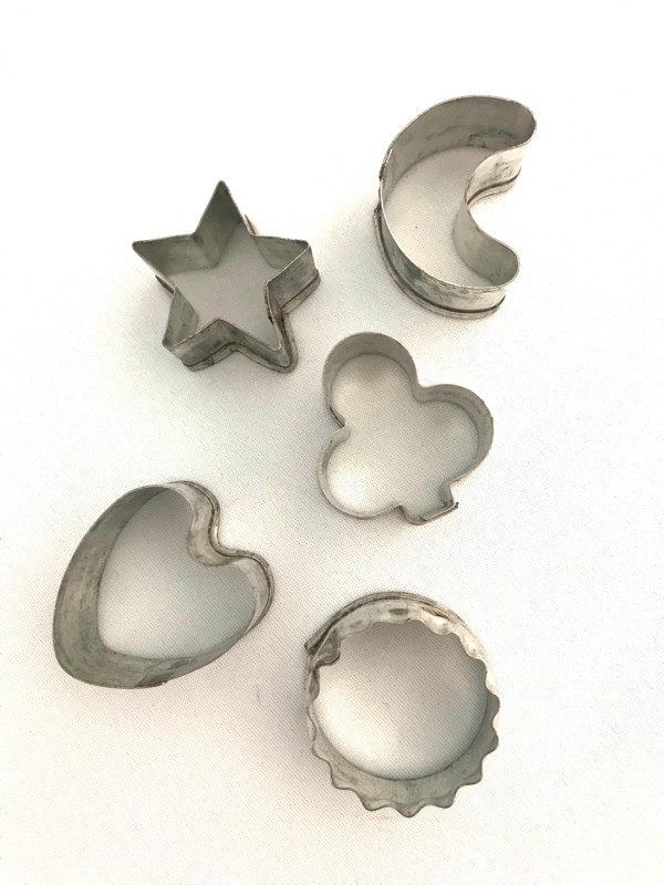 5 Vintage Nutbrown Cookie Cutters Star Moon Clover Heart Cutter in Hobbies & Crafts in City of Toronto - Image 2