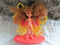 5" KIDCO BLONDE PLASTIC DOLL ON BUTTERFLY STAND, SHOES 1970S