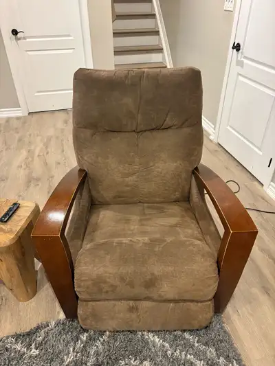 Selling my electric Lazy Boy recliner This recliner is in used-good condition, with some signs of we...