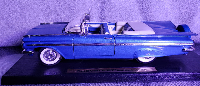 Road Legends 1959 Chevrolet Impala Convertible Blue 1:18 Diecast in Arts & Collectibles in Sarnia - Image 2