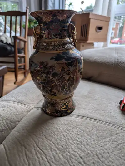 Vase mesurant 10" de haut