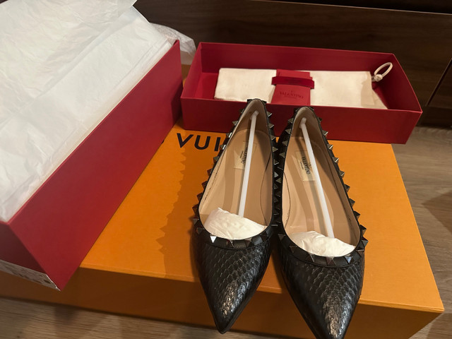 Valentino flats size 38- limited edition snake skin in Women's - Shoes in City of Toronto - Image 2