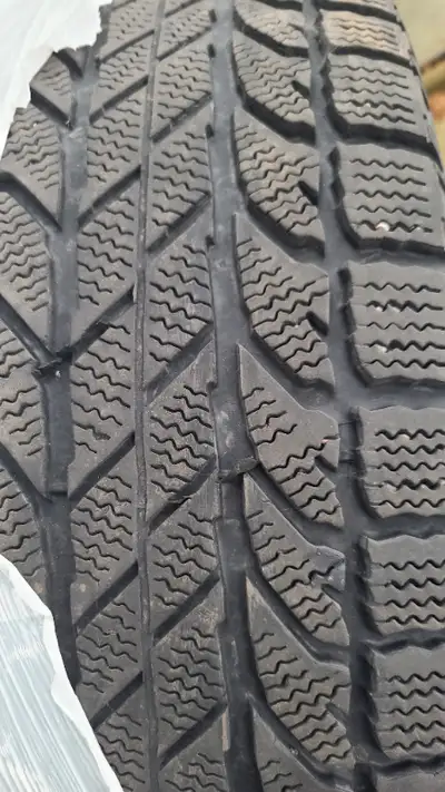 BFgoodrich winter slalom, 225/65-17, only used 1 season, 4 tires only 150$ each, tire code BE2Y, ems...