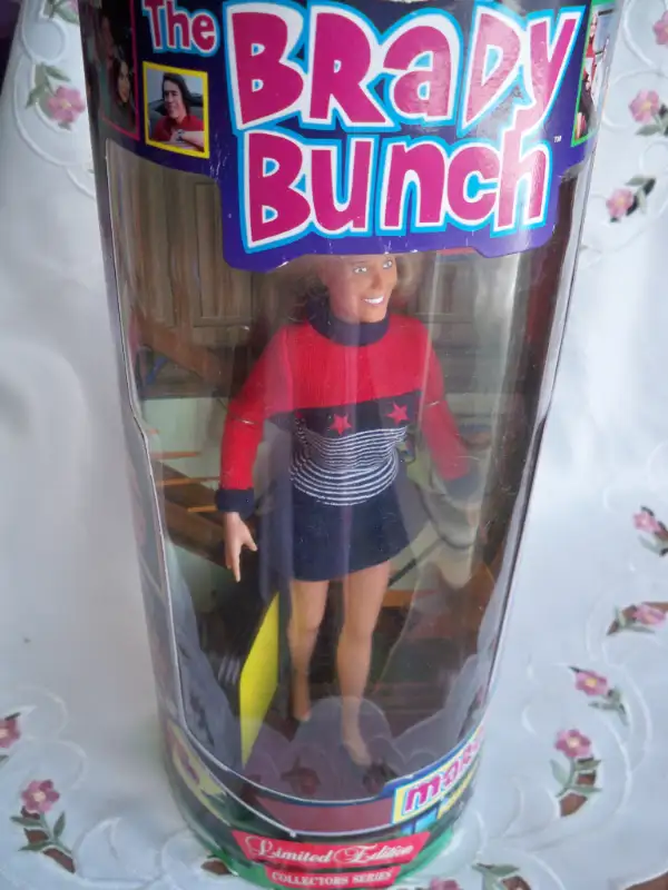 "Brady Bunch" MARCIA Doll (Exclusive Toys, 1998) in Arts & Collectibles in Fredericton - Image 7