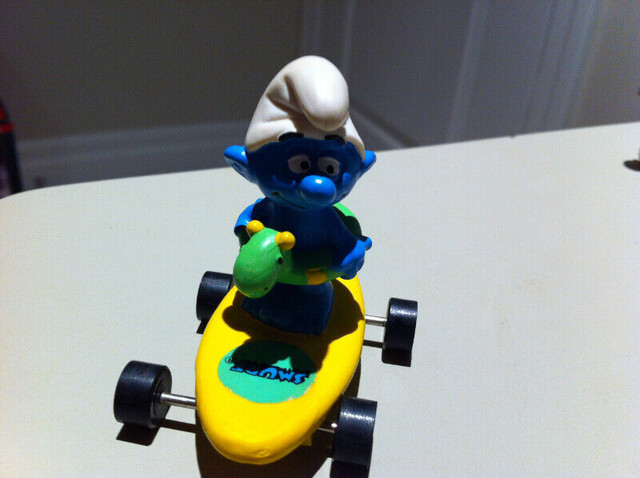 Smurfs - Vintage Hardee Innertube Smurf on Skateboard in Arts & Collectibles in Ottawa - Image 2