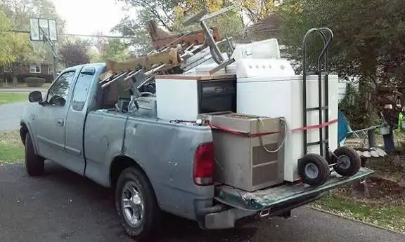 $15 JUNK REMOVAL & FREE METAL PICK UP SERVICE  in Other in Calgary - Image 4