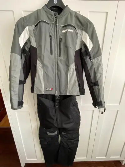Ensemble manteau + pantalon Spyder pour femme. Grandeur du manteau grandeur medium. Grandeur du pant...