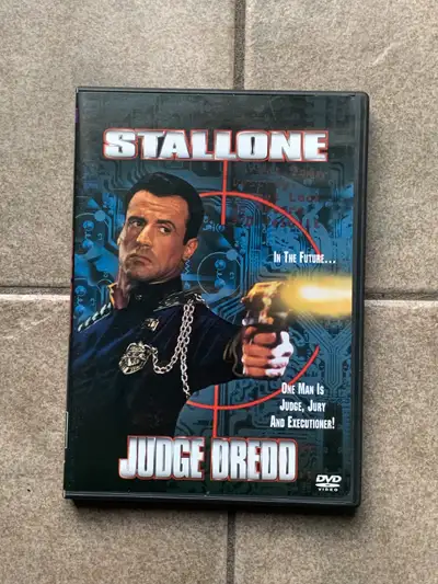 Judge Dredd (1995), View more