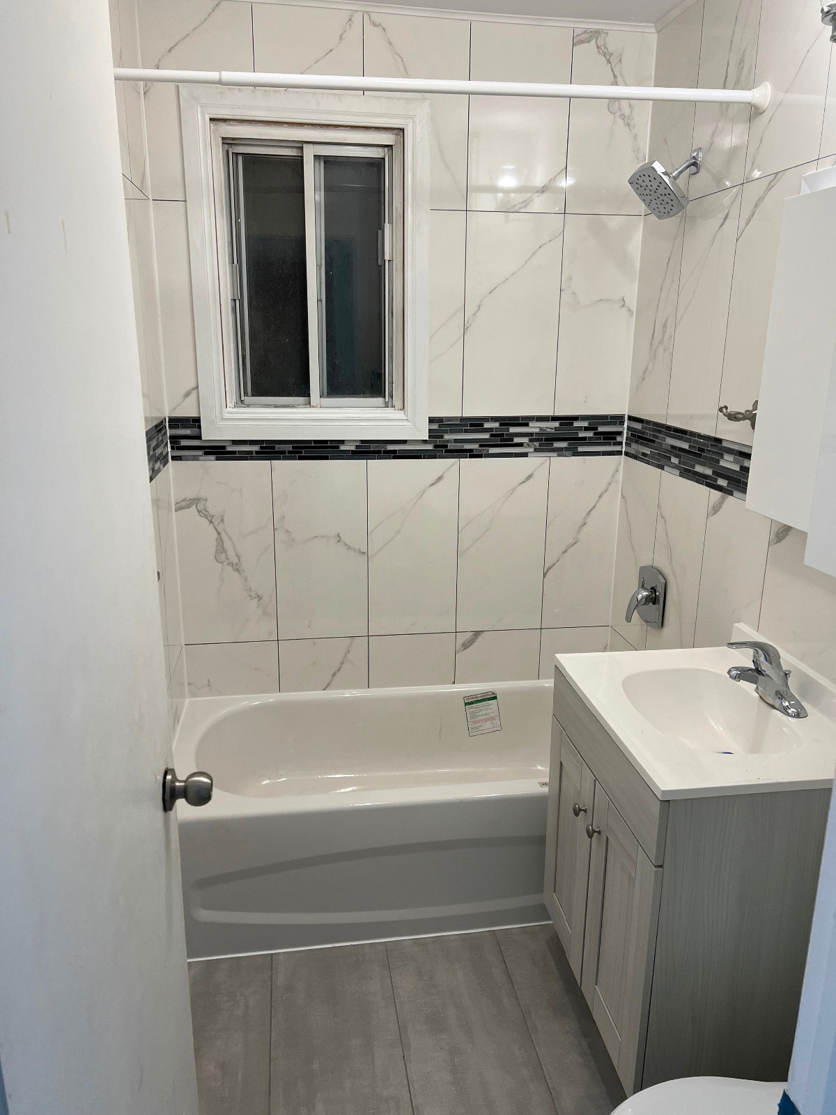 ​Grand 5 ½ entièrement rénové — photo 1