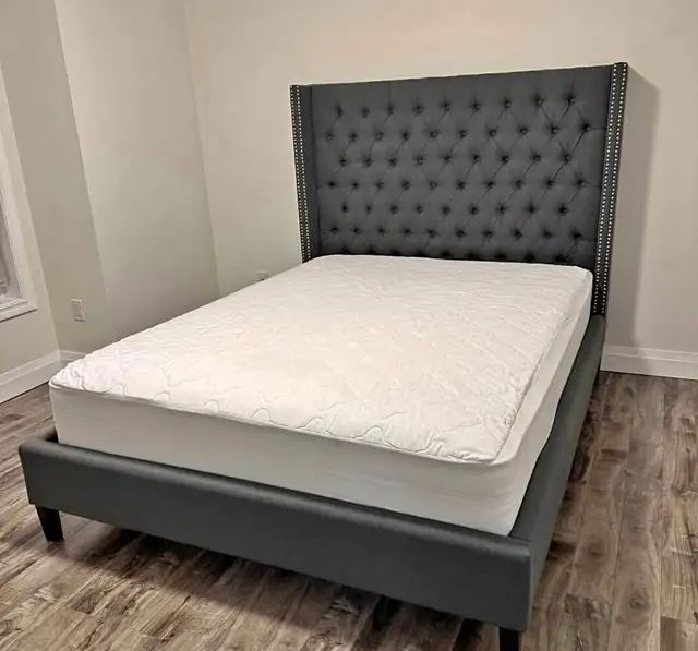 Lit Contemporain avec Tête de Lit Haute et Matelas in Beds & Mattresses in Sherbrooke - Image 2