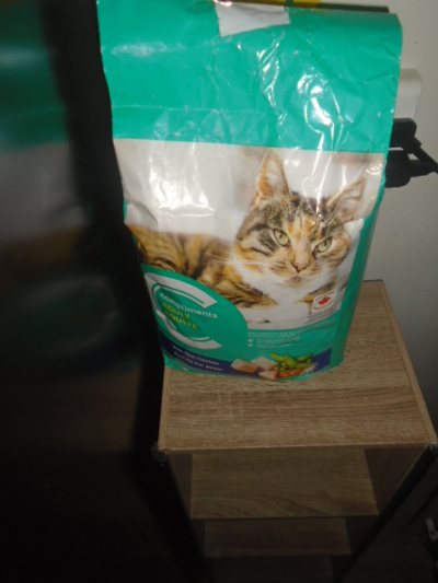 Cat Stuff "LOT" - 4KG Bag of Chichen Flavored Kibbles and Bed, View more