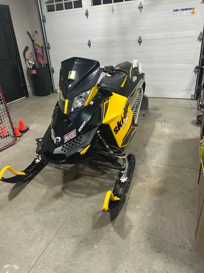 2014 skidoo 550F Fan cooled 3500miles Electric start Reverse Runs well Heated grip Heated visor conn...