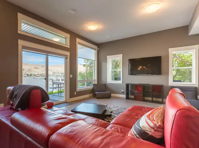 1 Bed, 1.5 Bath House incl utilities on Lake until June 30, 2026 in Long Term Rentals in Vernon - Image 4