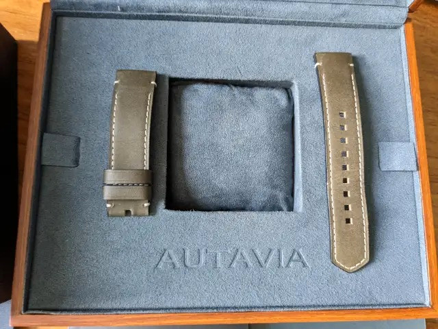 TAG HEUER Autavia watch box and green leather strap 21mm dans Bijoux et montres  à Longueuil/Rive Sud