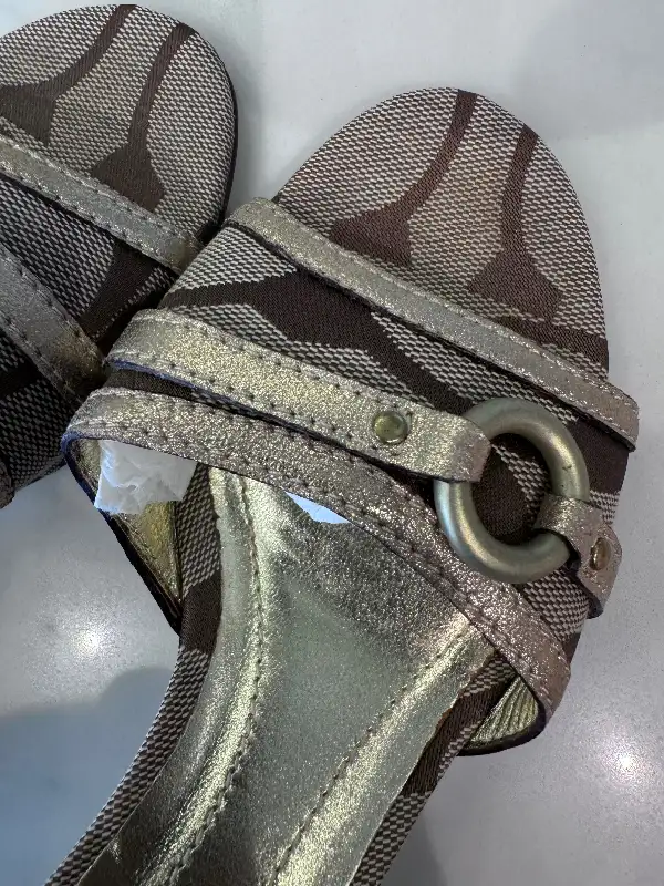 Women’s sandal in Women's - Shoes in City of Toronto - Image 6