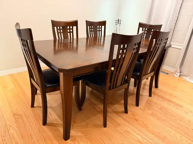 Beautiful Solid Wood Dining Table and Chairs in Dining Tables & Sets in Oshawa / Durham Region - Image 7