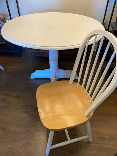 Solid wood pedestal table with 4 chairs 