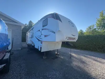 Très belle roulotte à sellette 34 pieds avec garage 3 essieux, Année 2011, deux extensions deux tabl...