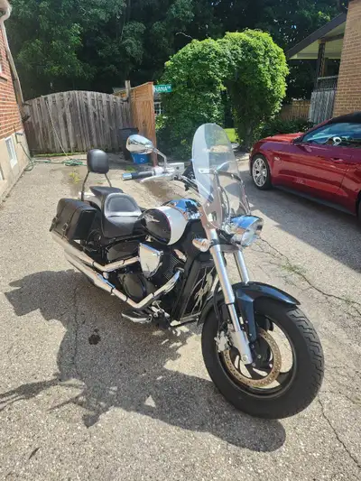 Suzuki Boulevard C50 41595 kilometers Comes with 2 HJC helmets. XL and 3XL Helmets have 2 way interc...