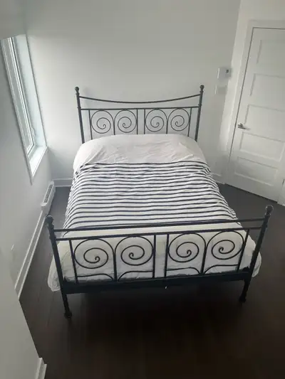 Queen Sized Metal Bed | Lit Queen en Métal, View more