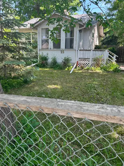 House for rent located in St Vital area monthly $1200 plus hydro and water. House has 2 bedrooms 1 b...