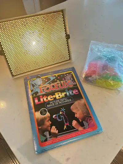 Lite Brite still works. Comes with pegs and sheets.