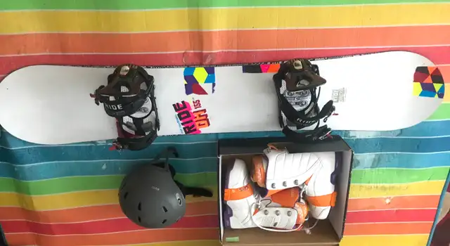 Ride OH 155cm Snowboard Kit, Celsius Boots Size 9 & RED Helmet in Snowboard in City of Montréal - Image 4