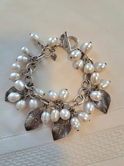 Beautiful vintage Silpada pearl leaf sterling silver bracelet with toggle clasp. Has a sterling silv...