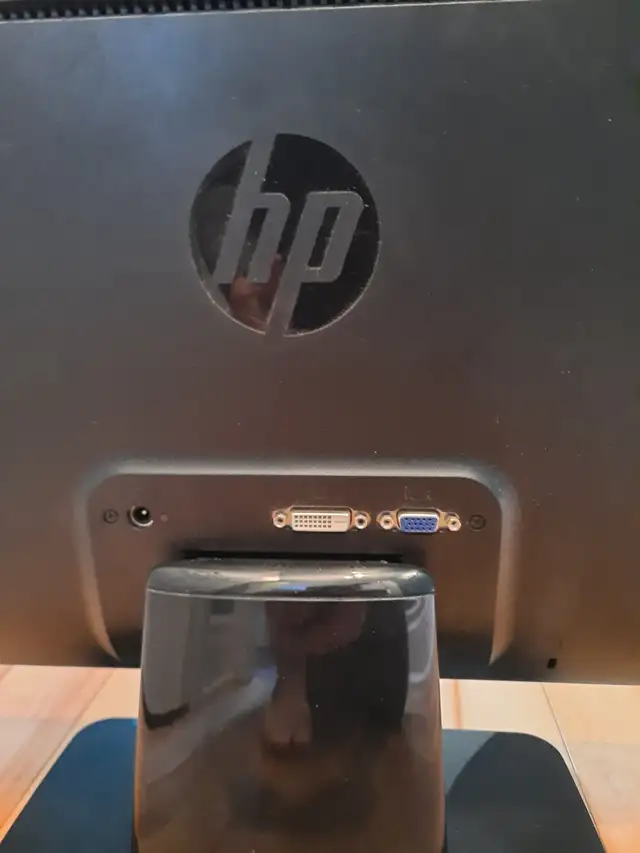 Écran d'ordinateur 21,5 pouces HP 2211x in Monitors in Gatineau - Image 4