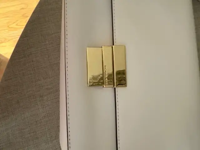 Michael Kors bag in Women's - Bags & Wallets in City of Toronto - Image 3