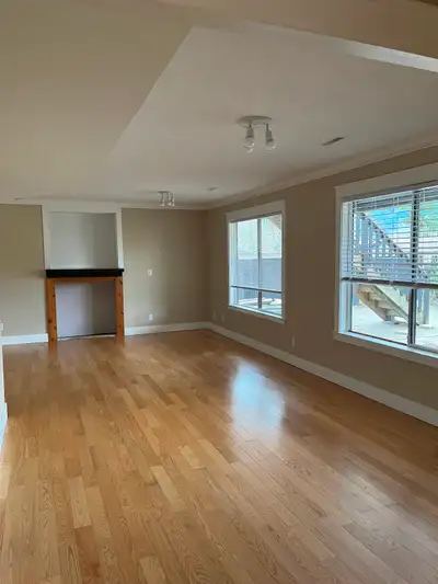 Large bright one bedroom available for rent,offering convenience,comfort and great location. Large l...