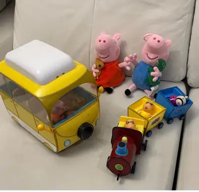 Explore with Peppa Pig in this cheerful yellow camper. Includes Peppa and friends for endless fun al...