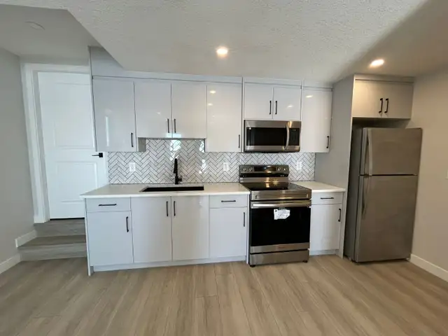 Kitchen Renovations – Cabinets, Countertops & Backsplash in Cabinets & Countertops in Edmonton - Image 2