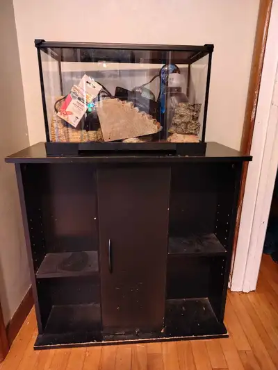 Everything in the pictures. Including the stand. All or nothing Cash and pickup only