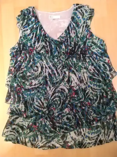 Ladies Top w/ Ruffles, Sz Medium, Cleo, View more