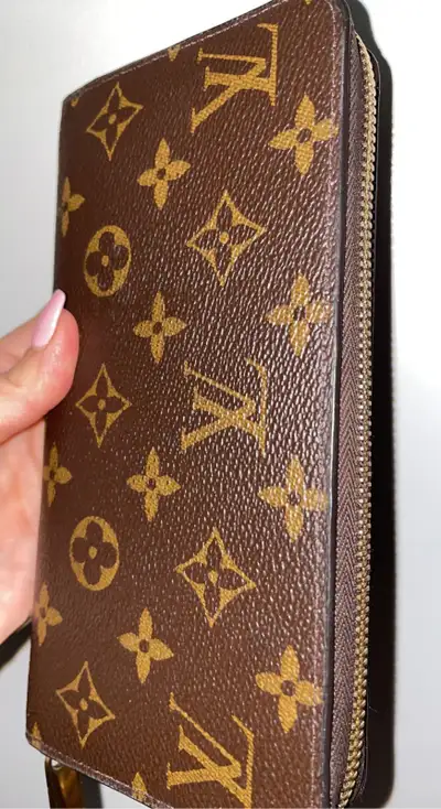 NEW, never used Louis Vuitton monogram Zippy Wallet with fuchsia interior. Serious inquiries only. N...