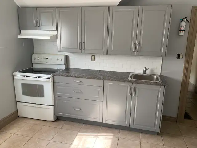 SPACIOUS UPDATED UPPER 2 BEDROOM APT. IN CENTRAL ST. CATH.!!!
