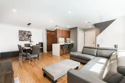 Magnifique condo sur 2 étages avec salle de bain et cuisine moderne. L'unité bénéficie d'une belle l...