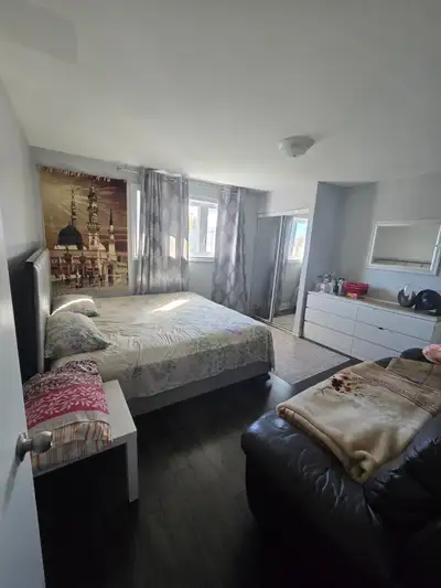 Rooms for rent with Shared living space and kitchen Room 1: Master bedroom with Private Ensuite Marb...