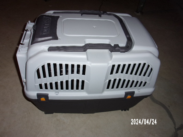 SKUDO DOG CRATE $55 in Accessories in Belleville - Image 4