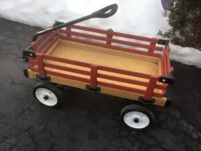 Children’s wood wagon Made in Canada Excellent condition Removable side rails